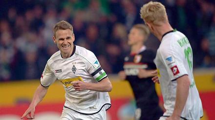 Gladbacher Filip Daems (links) feiert seinen 1:0-Treffer gegen den FC Augsburg.