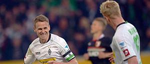 Gladbacher Filip Daems (links) feiert seinen 1:0-Treffer gegen den FC Augsburg.