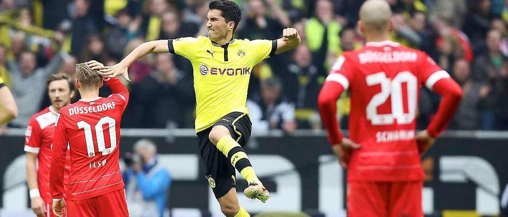 Sahin jubelt, Schahin schaut zu: Während Dortmunds Nuri Sahin seinen Führungstreffer bejubelt, ist Düsseldorfs Danny Schahin (vorne) konsterniert wie seine Mitspieler.