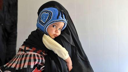 Fatima Ali Bedani mit ihrer kleinen Tochter Hidar, die nicht laufen kann, weil sie unterernährt ist. Mutter und Tochter suchen Hilfe in der Ernährungsambulanz "17. Juli" am Stadtrand von Sanaa.