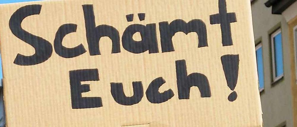 Empörung: Ein Demonstrant hält in München bei einer Protestaktion im Vorfeld des NSU-Prozesses ein Schild in die Höhe.