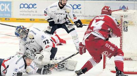 Immer mittendrin. Eisbären-Keeper Rob Zepp war im dritten Finalspiel ein sicherer Rückhalt für seine Mannschaft. Foto: dpa