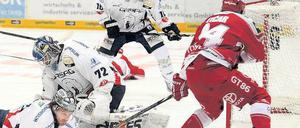 Immer mittendrin. Eisbären-Keeper Rob Zepp war im dritten Finalspiel ein sicherer Rückhalt für seine Mannschaft. Foto: dpa