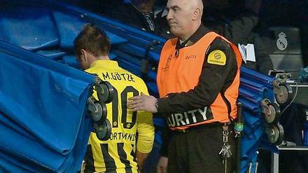 Auch der Stadionordner hat Mitleid: Mario Götzes trauriger Abgang aus dem Estadio Santiago Bernabeu.