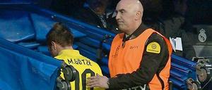 Auch der Stadionordner hat Mitleid: Mario Götzes trauriger Abgang aus dem Estadio Santiago Bernabeu.