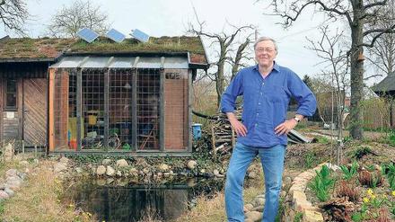 NATURLIEBHABER. Helmut Oehling im Britzer Freilandlabor.