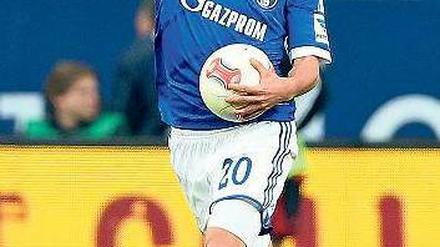 Ab jetzt leidenschaftlich. Teemu Pukkis Anschlusstreffer bildete den Auftakt für eine druckvolle Schlussphase der Schalker, die mit dem Ausgleich belohnt wurde. Foto: dpa