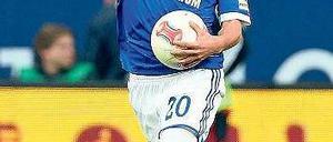 Ab jetzt leidenschaftlich. Teemu Pukkis Anschlusstreffer bildete den Auftakt für eine druckvolle Schlussphase der Schalker, die mit dem Ausgleich belohnt wurde. Foto: dpa