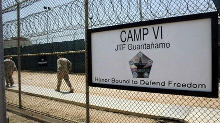 Im Camp 6 ist der Aufstand ausgebrochen. Dort leben Gefangene mit einer geringeren Sicherheitsstufe, die gemeinsam ihren Alltag organisieren und nicht ständig von Wachen überwacht werden. 