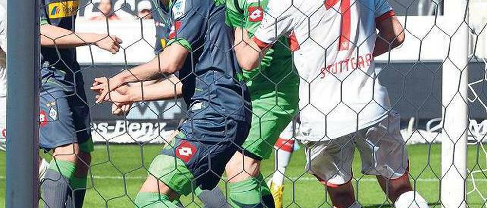 Anfang vom Ende. Stuttgarts Martin Harnick (rechts) war nur Zuschauer. Den ersten der beiden Gegentreffer hatten sich die Gladbacher ganz allein zugefügt. Foto: dpa