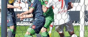 Anfang vom Ende. Stuttgarts Martin Harnick (rechts) war nur Zuschauer. Den ersten der beiden Gegentreffer hatten sich die Gladbacher ganz allein zugefügt. Foto: dpa