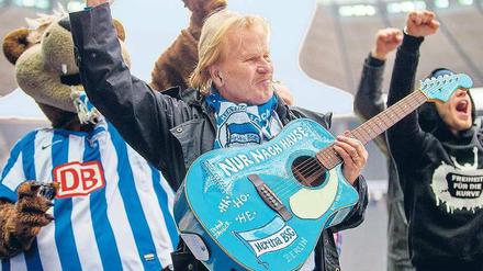 Nur zu Hertha kommen sie nicht. Auch der Vereinshymnenbarde Frank Zander (im Vordergrund) konnte in dieser Saison nicht mehr Zuschauer zu Heimspielen ins Olympiastadion locken.
