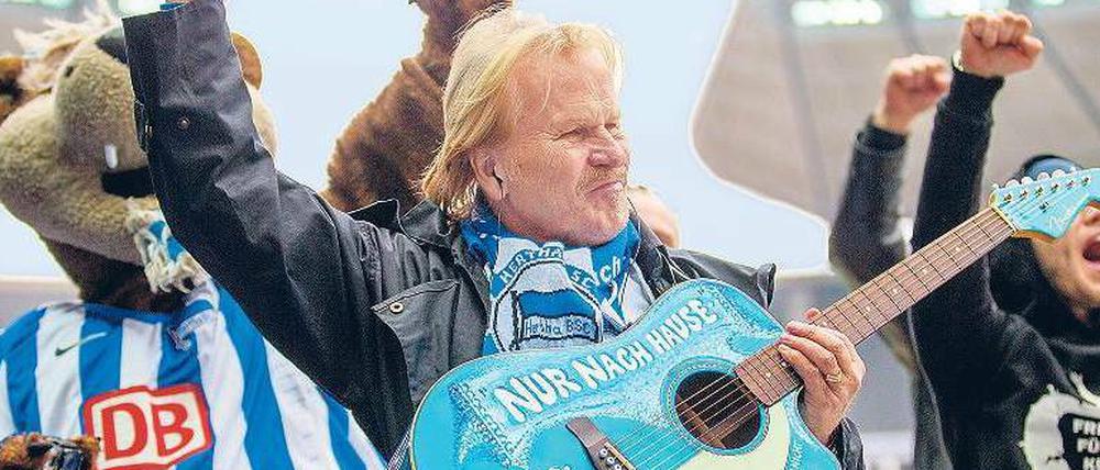 Nur zu Hertha kommen sie nicht. Auch der Vereinshymnenbarde Frank Zander (im Vordergrund) konnte in dieser Saison nicht mehr Zuschauer zu Heimspielen ins Olympiastadion locken.