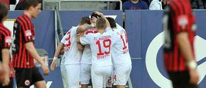 Freudentraube: Doppeltorschütze Dong-Won Ji wird von seinen Kollegen umjubelt.