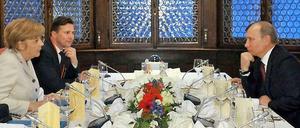 Begleitet von Protesten hat der russische Präsident Wladimir Putin am Sonntagabend gemeinsam mit Bundeskanzlerin Angela Merkel die Hannover-Messe eröffnet. 