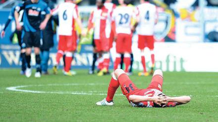 Am Boden. Unions Verteidiger Fabian Schönheim ärgert sich nach dem Schlusspfiff. Foto: dpa