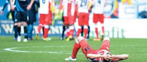 Am Boden. Unions Verteidiger Fabian Schönheim ärgert sich nach dem Schlusspfiff. Foto: dpa