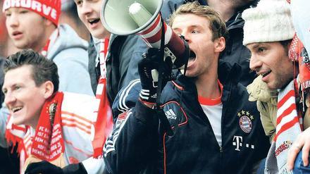 Der Meister ist ausgerufen. Wie hier von Thomas Müller. Jetzt geht es für die Bayern darum, die Punkte in der Liga nicht herzuschenken, sondern in Spiellaune zu bleiben für den DFB-Pokal und die Champions League. 