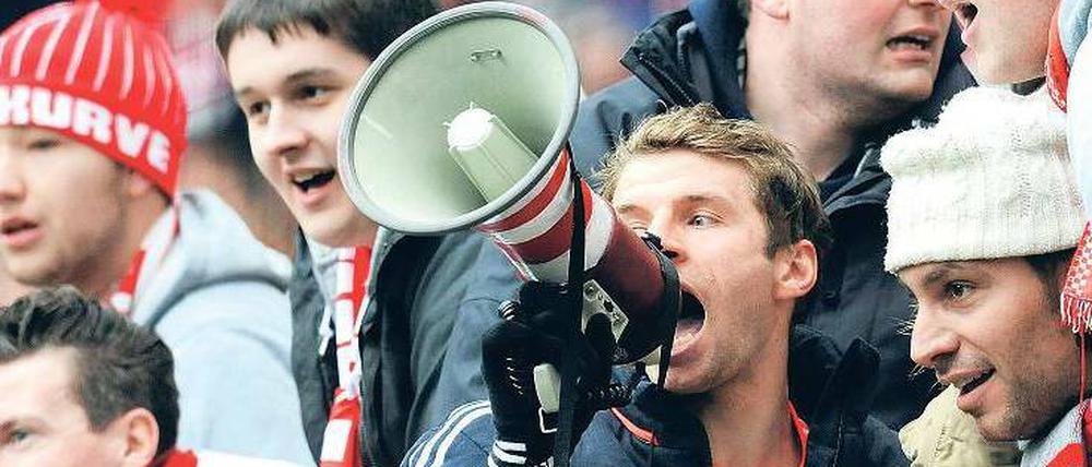 Der Meister ist ausgerufen. Wie hier von Thomas Müller. Jetzt geht es für die Bayern darum, die Punkte in der Liga nicht herzuschenken, sondern in Spiellaune zu bleiben für den DFB-Pokal und die Champions League.