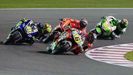 Da fuhr er noch. Stefan Bradl (Nummer 6) kämpfte zunächst mit Valentino Rossi (Nummer 46) - dann schied er aus.