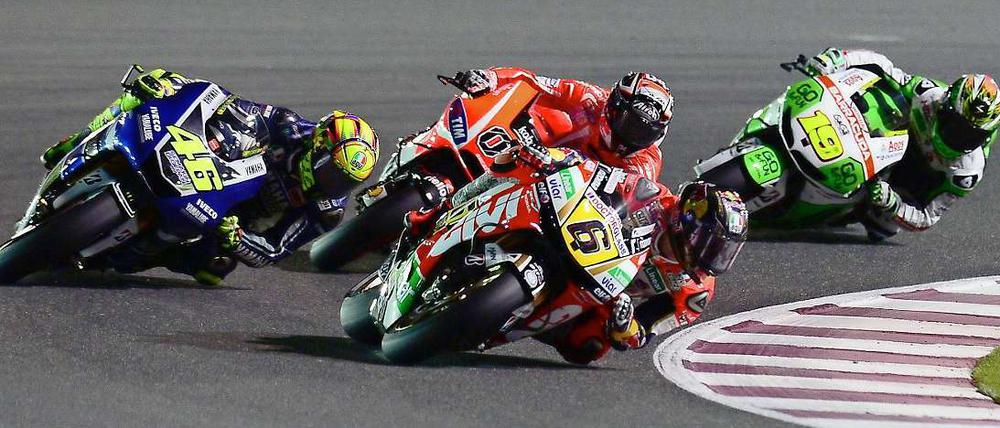 Da fuhr er noch. Stefan Bradl (Nummer 6) kämpfte zunächst mit Valentino Rossi (Nummer 46) - dann schied er aus.
