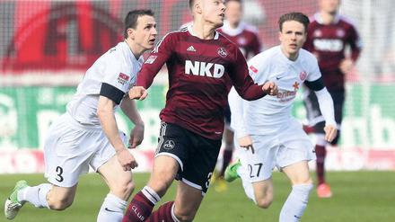 Vorsprung Nürnberg. Esswein (M.) läuft den Mainzern Pospech und Müller weg. Foto: dpa