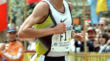 Uta Pippig beim Boston-Marathon 1997, den sie auf Platz vier beendete.