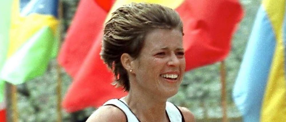 Uta Pippig beim Boston-Marathon 1997, den sie auf Platz vier beendete.