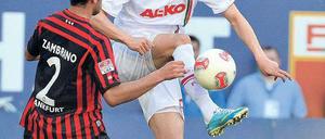 Sprungball. Augsburgs Dong-Wong Ji überzeugt in dieser Szene gegen Frankfurts Carlos Zambrano auf jeden Fall durch bessere Athletik und größeren Einsatz. Foto: dpa