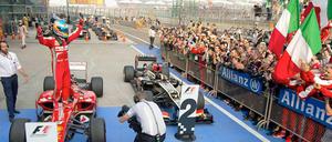 So sehen Sieger aus: Fernando Alonso gewinnt den Großen Preis von China.