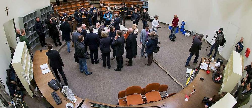 Erneute Kritik am Oberlandesgericht München: Nach türkischen Medienvertretern, kritisiert nun auch der Koordinierungsrat der Muslime in Deutschland die Platzvergabe im NSU-Prozess, der am 17. April in diesem Sitzungssaal 101 beginnt.