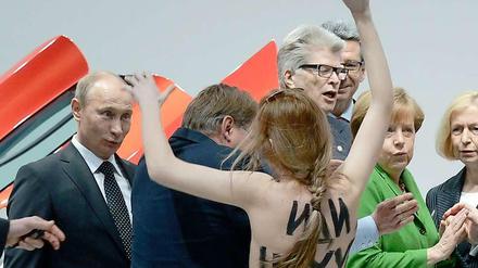 Ist da etwa jemand erfreut über so viel nackte Haut? Barbusige Aktivistinnen haben auf der Hannover Messe gegen Wladimir Putin demonstriert.