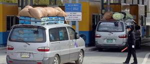 Ein Checkpoint an der Grenze zwischen Nord- und Südkorea. Mitarbeiter der geschlossenen gemeinsamen Wirtschaftszone Kaesong kehren schwer beladen nach Südkorea zurück.