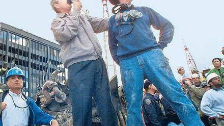 Das Heldenbild. Präsident George W. Bush mit Feuerwehrmann Bob Beckwith in den Ruinen von Ground Zero. 