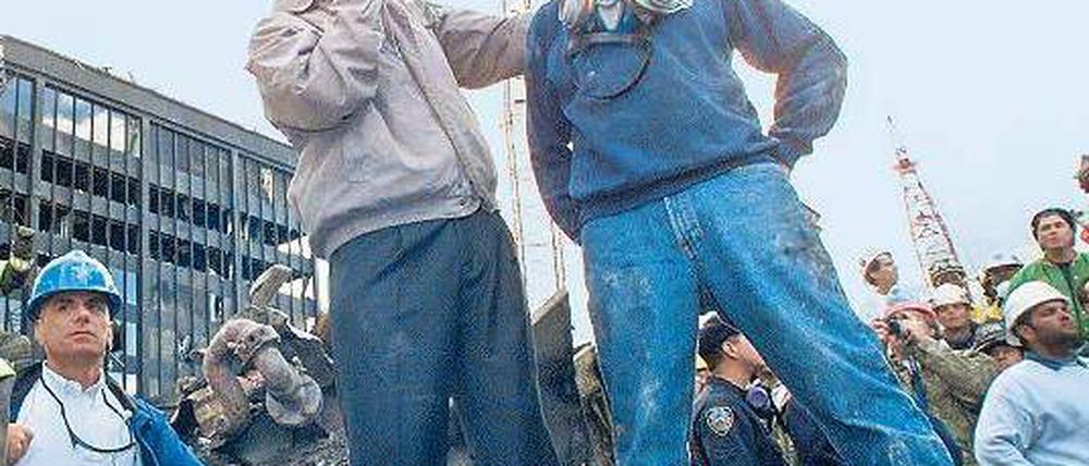 Das Heldenbild. Präsident George W. Bush mit Feuerwehrmann Bob Beckwith in den Ruinen von Ground Zero. 