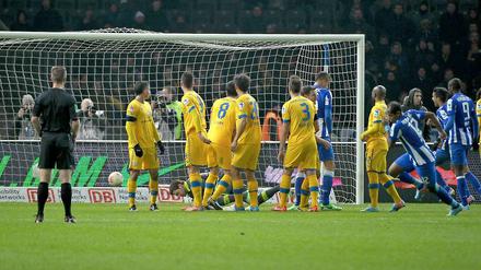 Reingezimmert. Ronny krönte seine Leistung gegen Braunschweig mit seinem zweiten Freistoßtor zum 3:0.
