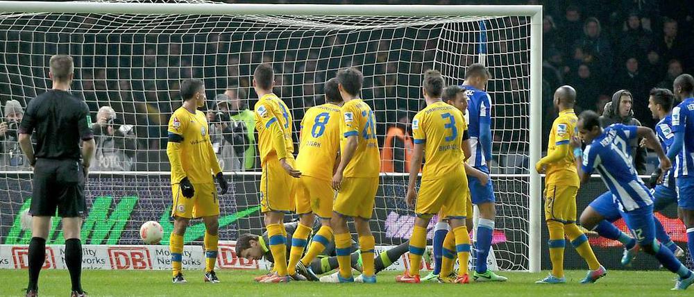 Reingezimmert. Ronny krönte seine Leistung gegen Braunschweig mit seinem zweiten Freistoßtor zum 3:0.
