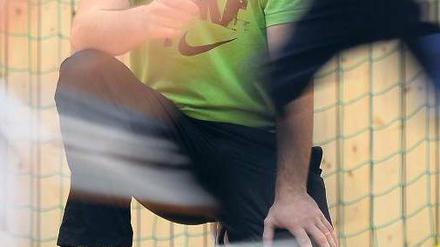 Vorbild Trainer. Ob beim Sport oder am Schultisch: Erwachsene sind wichtige Stützen in Kita und Schule. Jetzt wird die Eignung pädagogisch Engagierter noch genauer geprüft. 