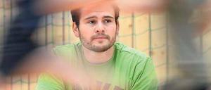 Vorbild Trainer. Ob beim Sport oder am Schultisch: Erwachsene sind wichtige Stützen in Kita und Schule. Jetzt wird die Eignung pädagogisch Engagierter noch genauer geprüft.