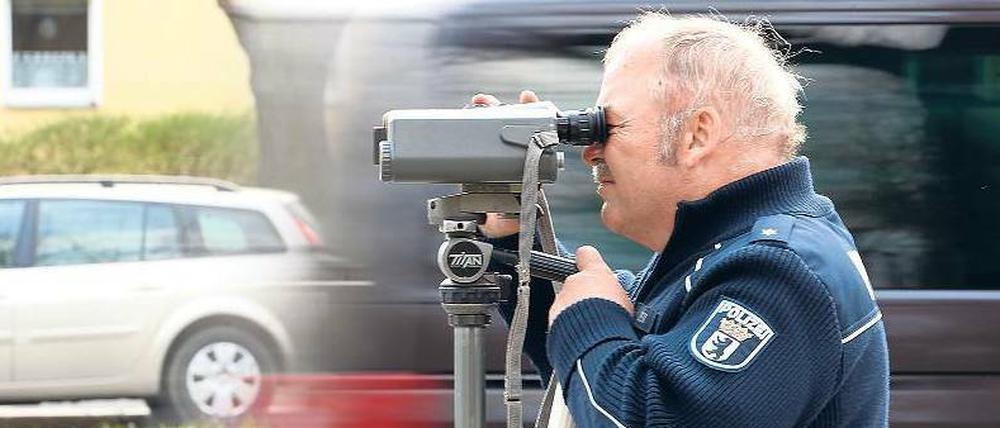 Gucken genau hin. Mit der groß angelegten Aktion will die Polizei auf die Gefährdung durch Raserei aufmerksam machen. 