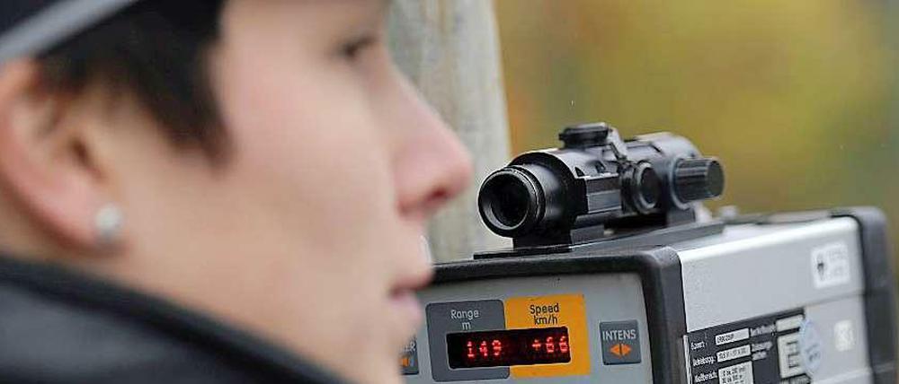 Die Polizei in Berlin und Brandenburg geht mit einer groß angelegten Aktion gegen Raser vor. 