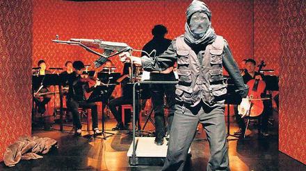 Mit Gewalt. Eine der Mini-Opern beleuchtet das Geiseldrama im Moskauer Dubrowka-Theater. Foto: Braun/DRAMA