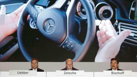 Konzernlenker.Finanzvorstand Bodo Uebber (v.l.), Daimler-Chef Dieter Zetsche und Aufsichtsratsvorsitzender Manfred Bischoff am Mittwoch bei der Hauptversammlung in Berlin.