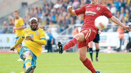 Der Abflug rückt näher. Domi Kumbela (links) liegt mit 17 Treffern an der Spitze der Torjägerliste in der Zweiten Liga. Wenn er auch am Saisonende vorn steht und die Eintracht aufsteigt, spendiert ihm der Trainer einen Urlaub. Foto: dpa
