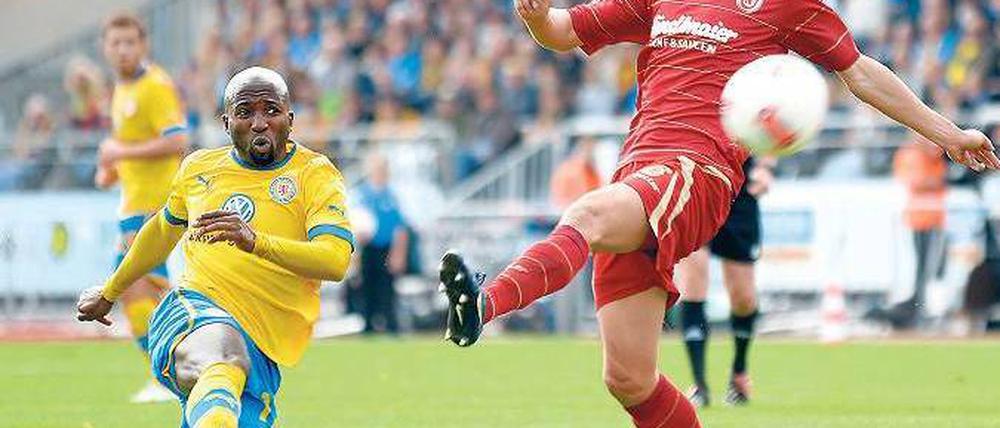 Der Abflug rückt näher. Domi Kumbela (links) liegt mit 17 Treffern an der Spitze der Torjägerliste in der Zweiten Liga. Wenn er auch am Saisonende vorn steht und die Eintracht aufsteigt, spendiert ihm der Trainer einen Urlaub. Foto: dpa
