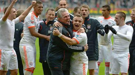 Meistertrainer Jupp Heynckes stand nach Abpfiff im Mittelpunkt der Feierlichkeiten.