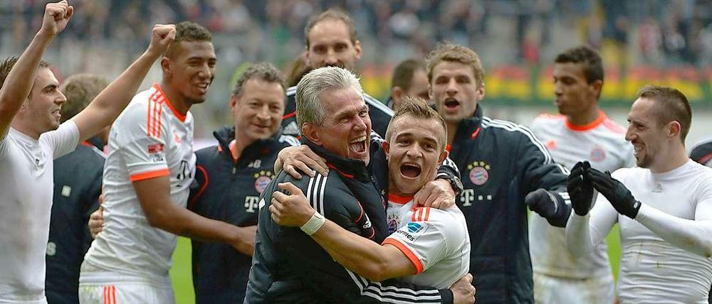 Meistertrainer Jupp Heynckes stand nach Abpfiff im Mittelpunkt der Feierlichkeiten.