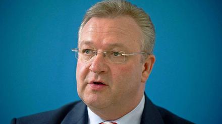 Berlins Innensenator Frank Henkel (CDU) liegt derzeit mit 40 Grad Fieber im Bett.