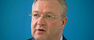 Berlins Innensenator Frank Henkel (CDU) liegt derzeit mit 40 Grad Fieber im Bett.