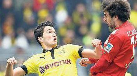 Auf Augenhöhe? Nuri Sahin und der BVB hatten Probleme mit dem FC Augsburg.Foto: dpa